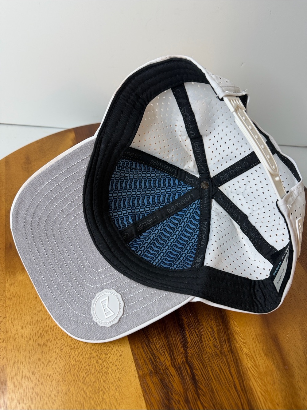 Melin white A-Game Hydro hat, clean, size 58 CM - Picture 5 of 9